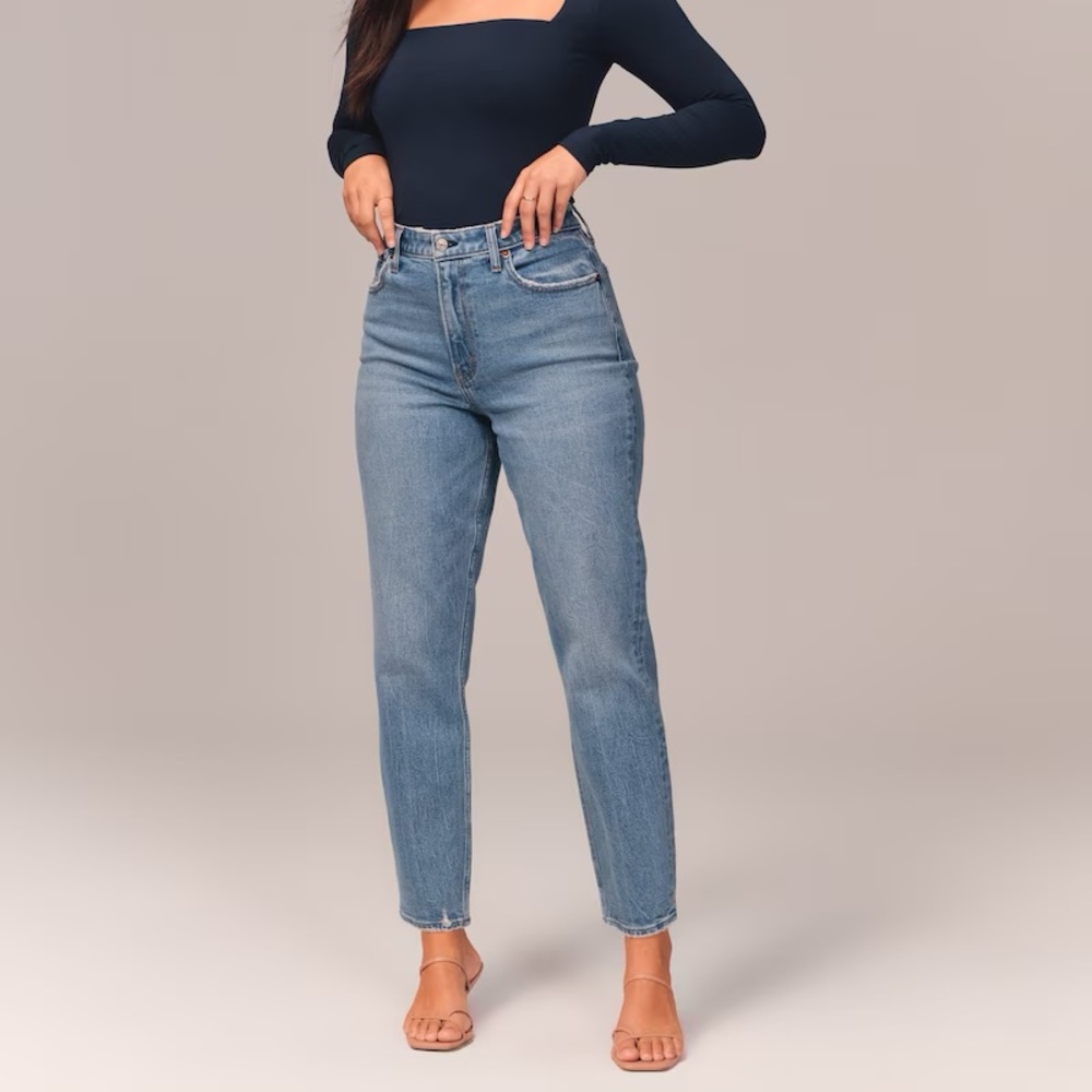 Abercrombie & Fitch Curve Love High Rise Mom Jeans - Size 25SHORT